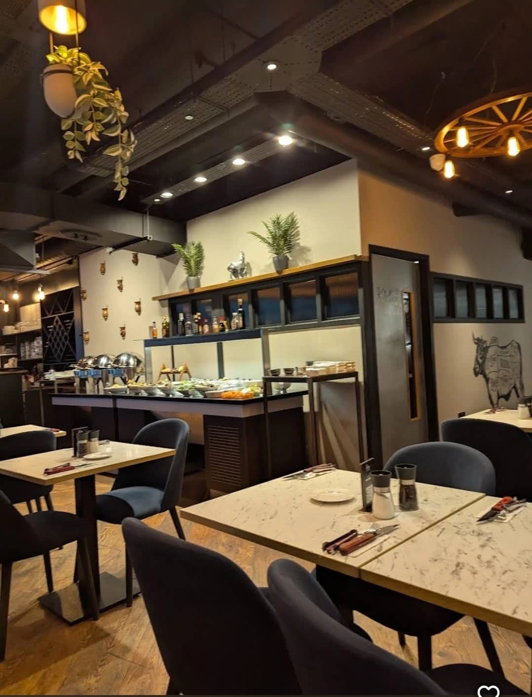 The Ribs Interior – City Restaurant